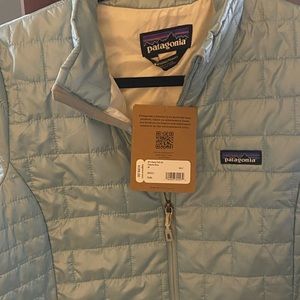 Patagonia women’s nano puff jacket NWT. Size M color- tubular blue